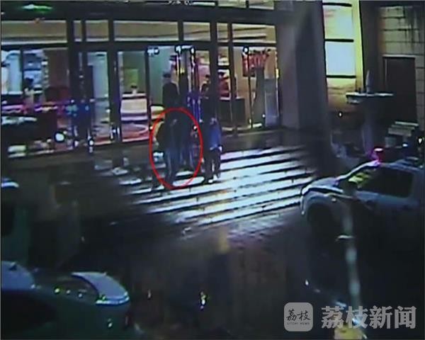 浴室洗霸王澡一男子被拘留